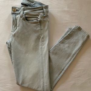 LIGHT WASH AMERICAN EAGLE JEANS (jeggings)
